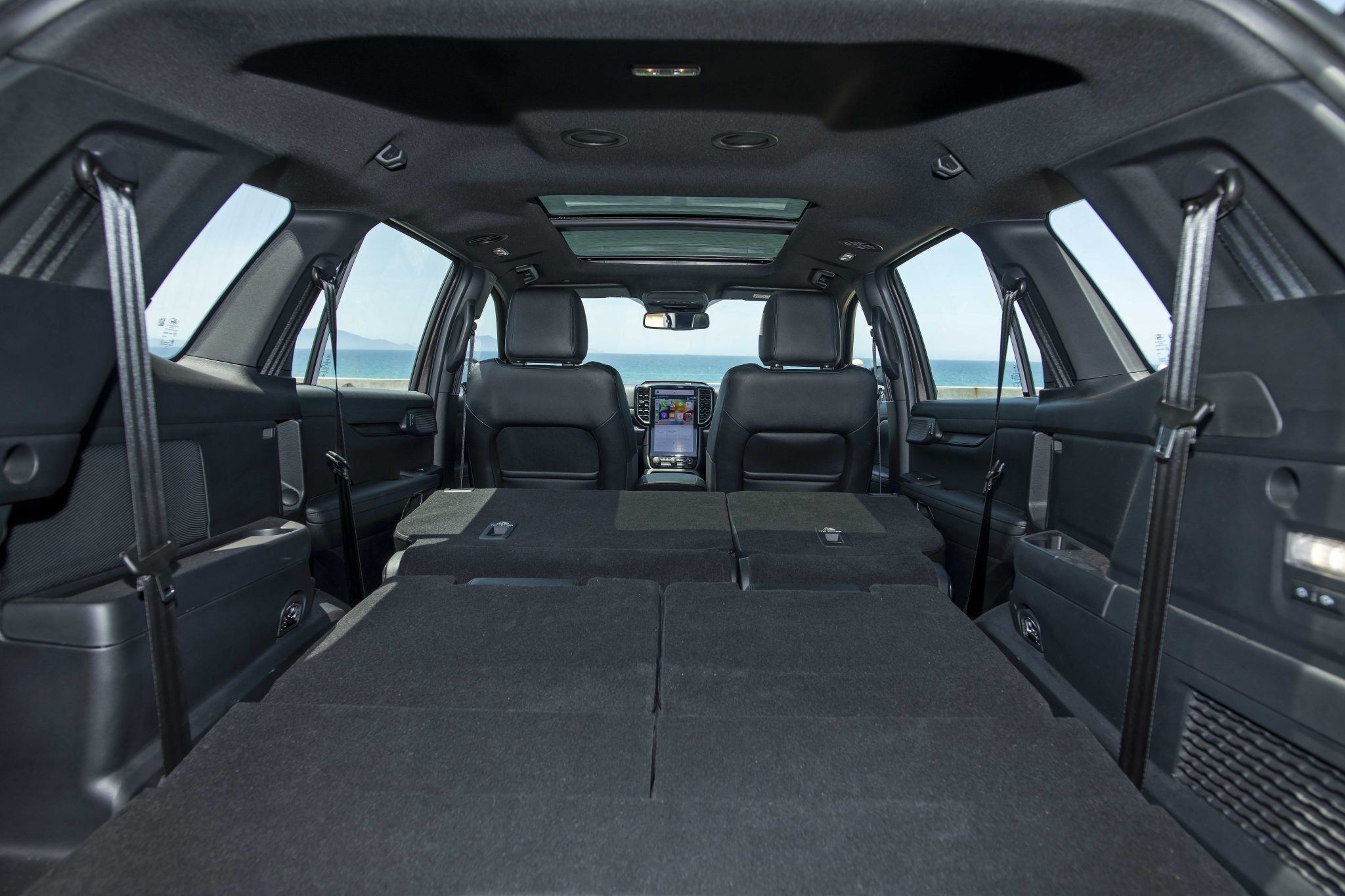 Nội thất rộng rãi của Ford Everest cho phép gia đình sắp xếp hành lý và các thiết bị an toàn cho trẻ một cách khoa học