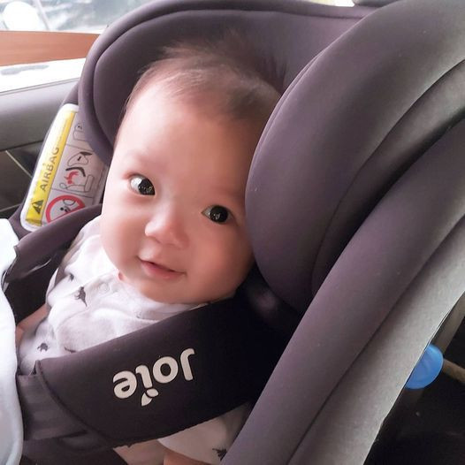 Cận cảnh cách thắt dây đai 5 điểm an toàn và vừa vặn cho trẻ nhỏ trên ghế ô tô