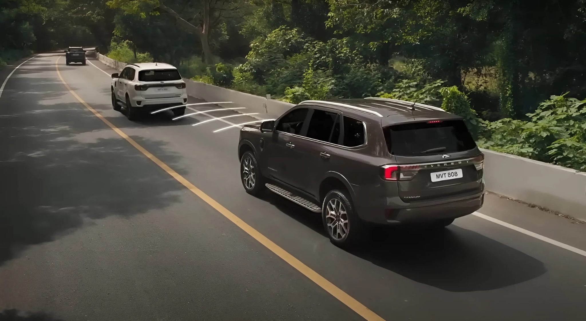 Ford Everest vận hành ổn định giúp trẻ nhỏ cảm thấy thoải mái và an toàn ngay cả trên những cung đường phức tạp