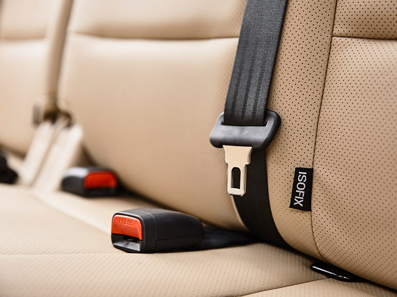 Hàng ghế sau rộng rãi của các dòng xe Toyota và Hyundai giúp việc lắp ghế trẻ em thuận tiện hơn