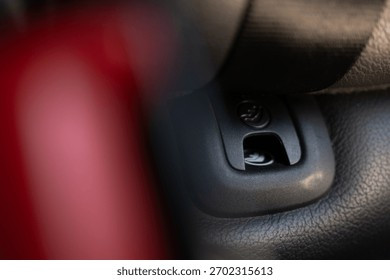 Cận cảnh vị trí điểm neo Isofix trên khung ghế an toàn trẻ em trên ô tô