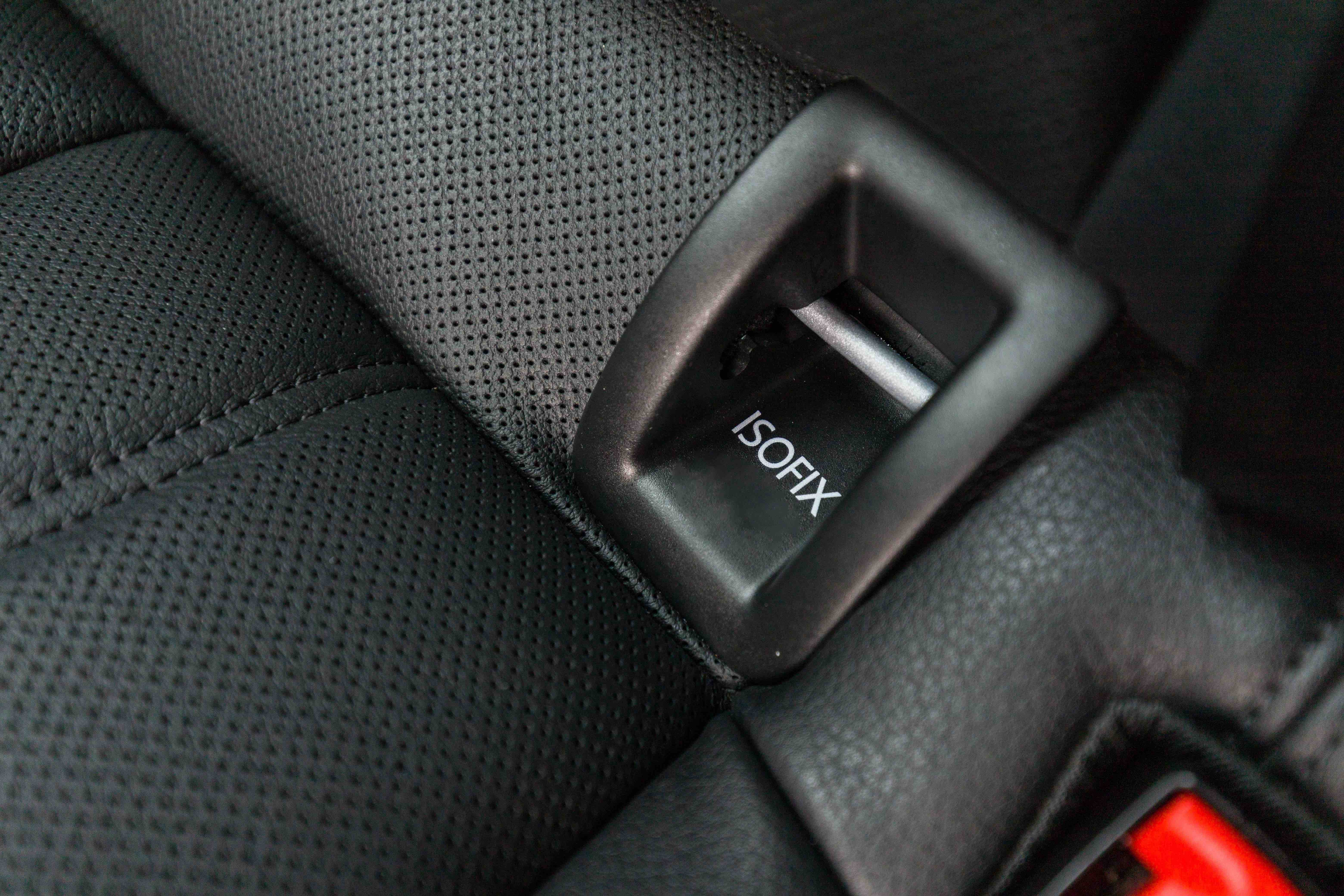Cách nhận biết điểm neo Isofix và vị trí lắp ghế an toàn trẻ em trên ô tô