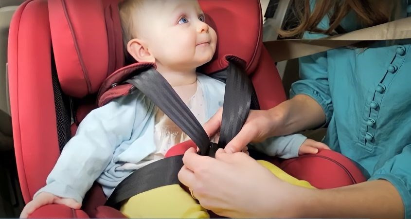 Sử dụng dây đai đúng cách và không chèn vật dụng thừa vào ghế