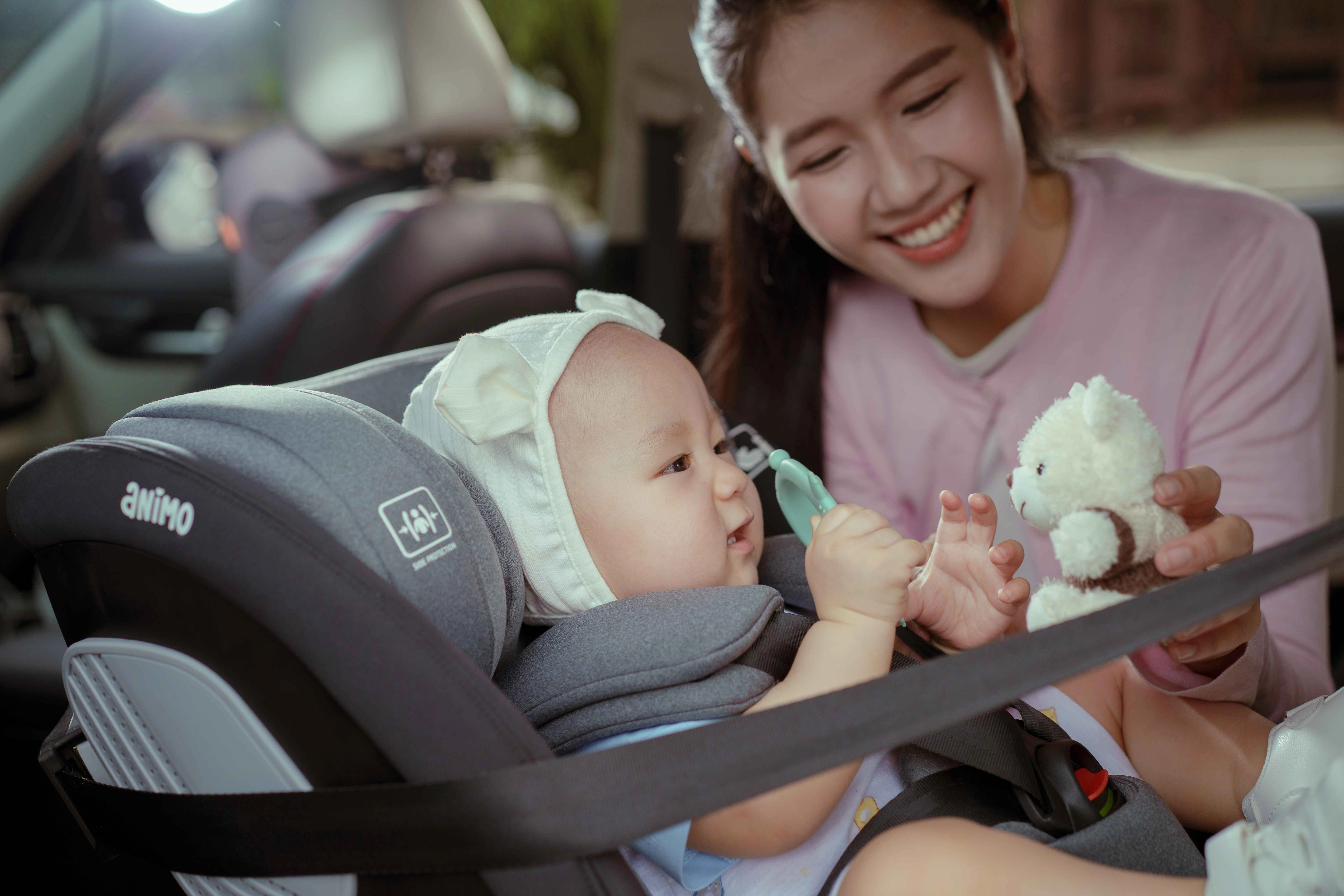 Ba mẹ nên vệ sinh ghế ngồi thường xuyên để giữ sạch sẽ, khô thoáng cho chỗ ngồi của bé