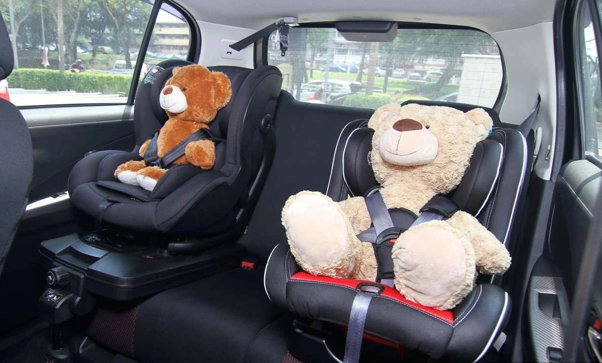 Từ ngày 1.1.2026 người lái bắt buộc có thiết bị an toàn phù hợp với độ tuổi và chiều cao của trẻ em chở trên ô tô, nếu không sẽ bị xử phạt