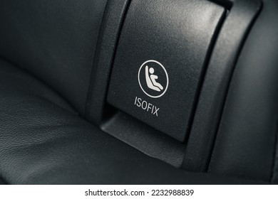 Hệ thống móc khóa ISOFIX giúp lắp đặt ghế an toàn trẻ em chính xác