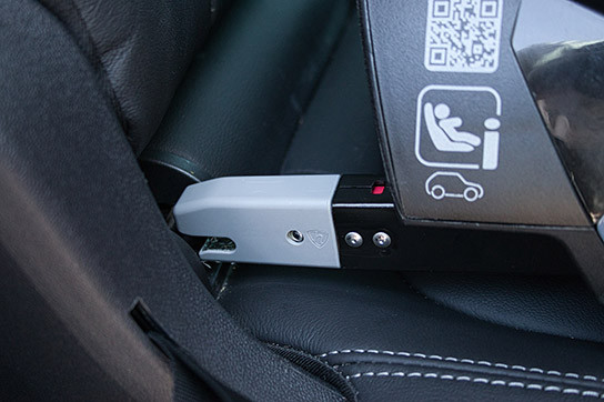 Cách lắp đặt ghế an toàn trẻ em trên ô tô loại lắp xuôi có chốt ISOFIX