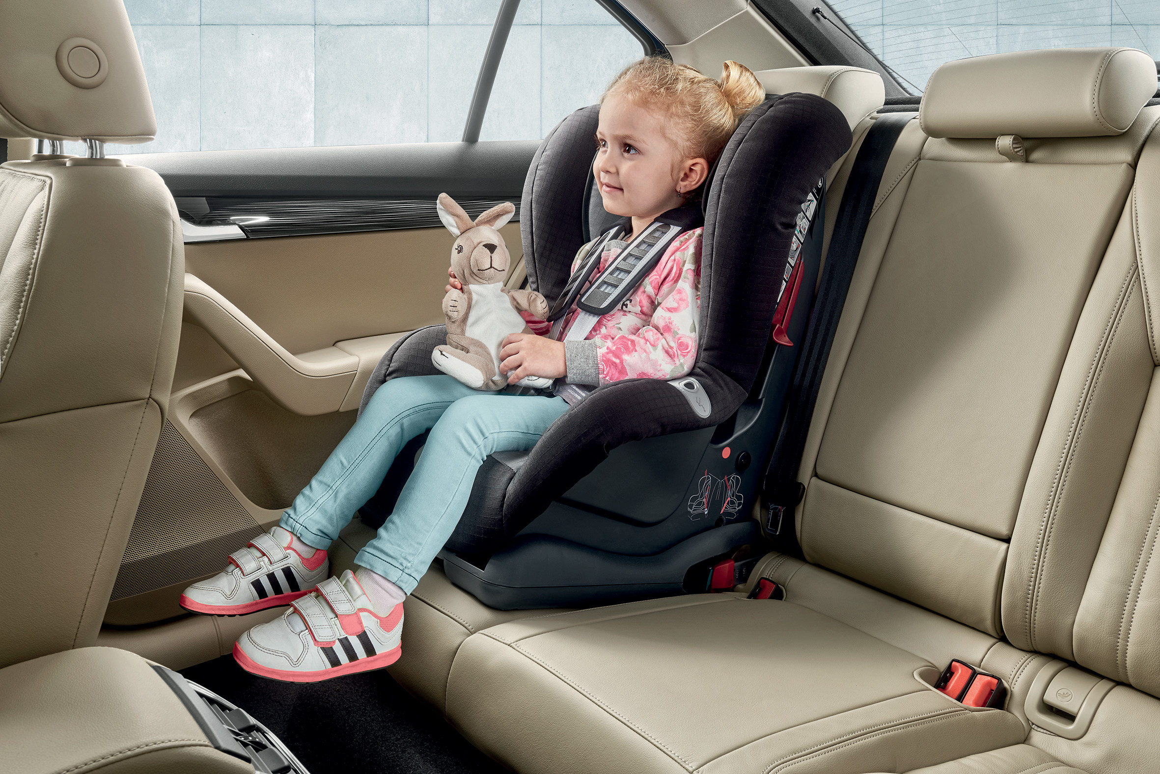 Hệ thống chốt Isofix trên ô tô và cách lắp đặt ghế an toàn trẻ em tiêu chuẩn