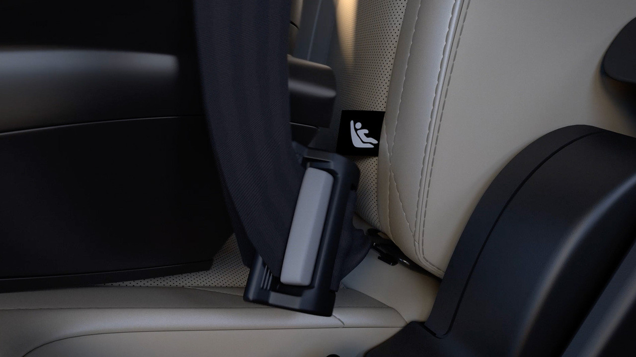 Kiểm tra hệ thống ISOFIX khi lắp đặt ghế an toàn trẻ em trên ô tô đời mới