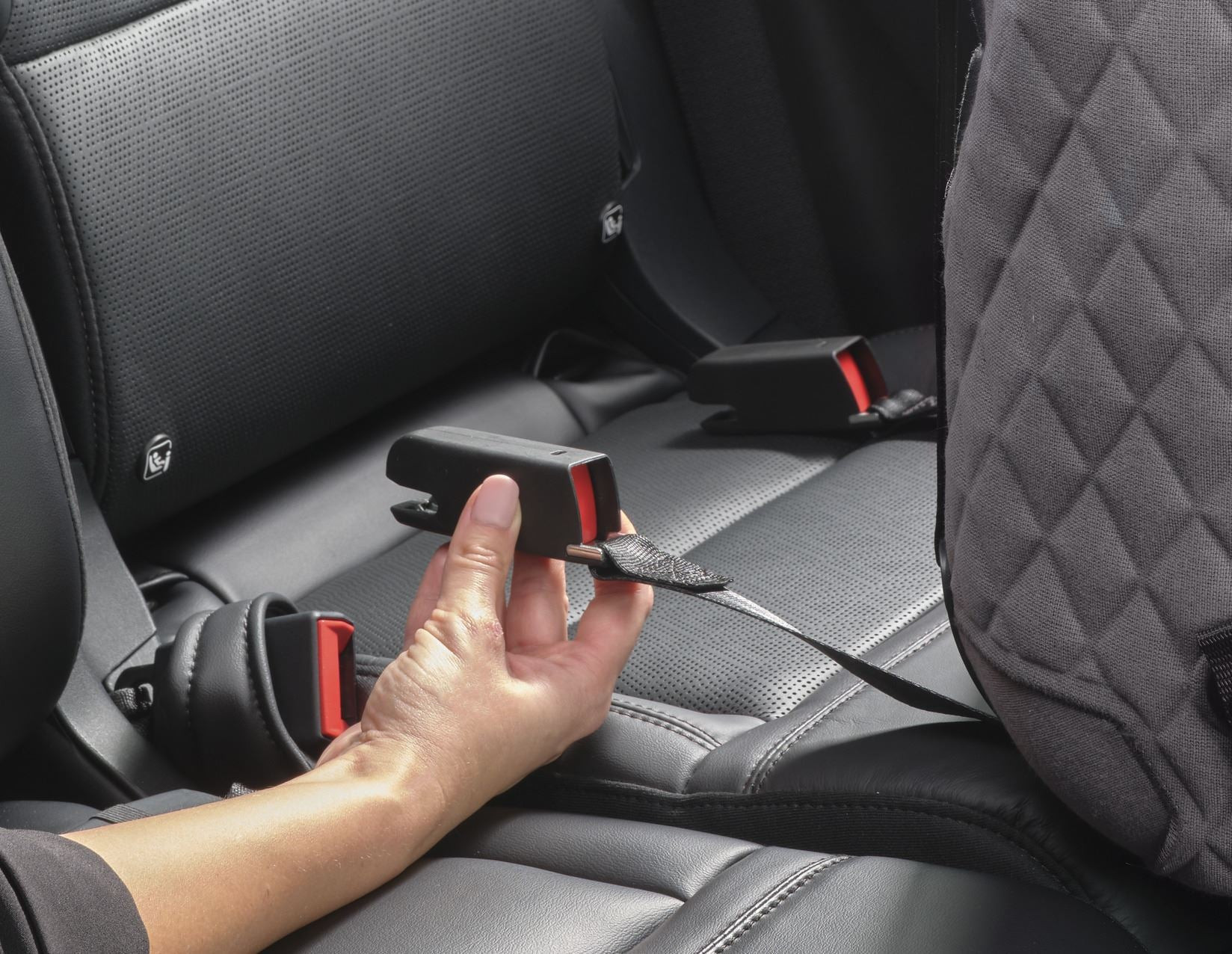 Cận cảnh hệ thống chốt ISOFIX của ghế an toàn trẻ em đạt chuẩn