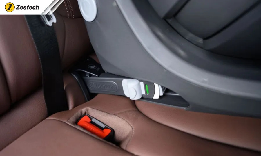Hệ thống kết nối ISOFIX giúp cố định ghế trẻ em vào khung xe ô tô