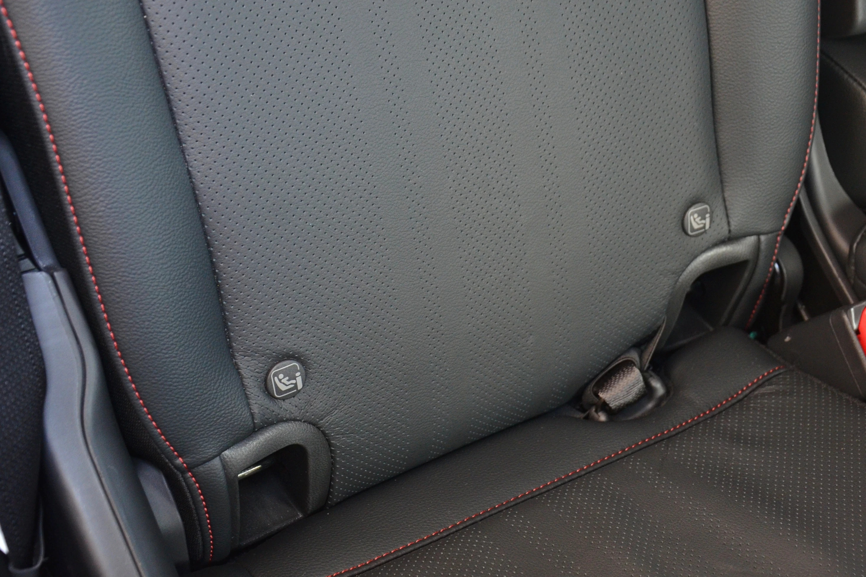 Hệ thống móc chờ ISOFIX được bố trí ẩn bên dưới lớp đệm ghế của hàng ghế phía sau ô tô