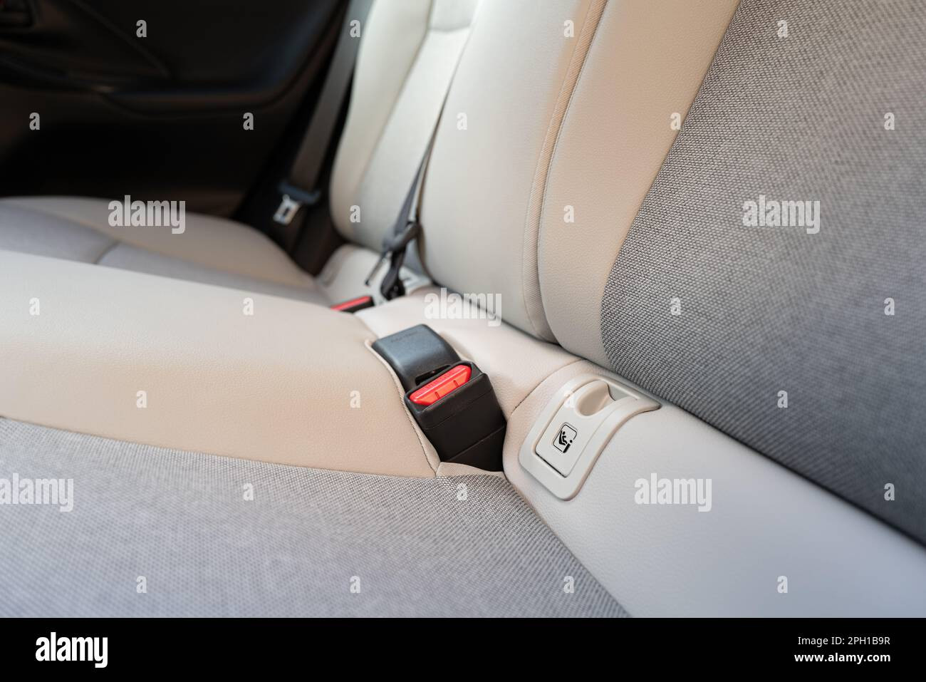 Hệ thống chốt ISOFIX giúp cố định ghế và đệm an toàn trẻ em chắc chắn