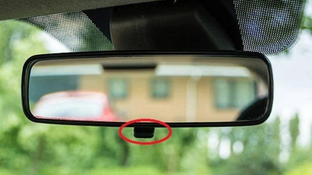 Lẫy gạt chống chói thủ công dưới gương chiếu hậu trong xe