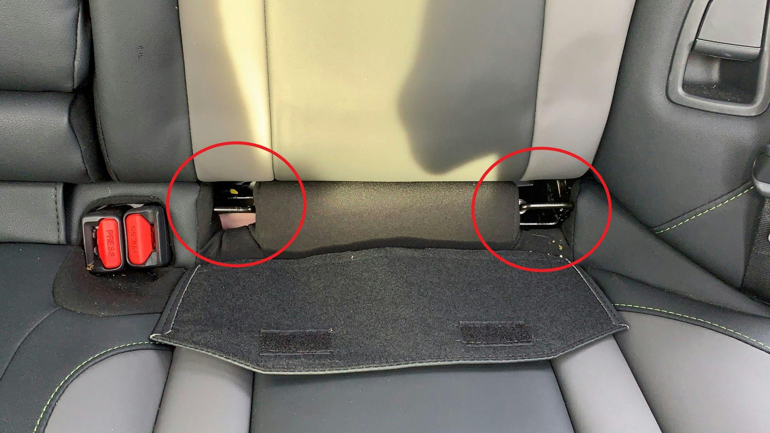 Kiểm tra điểm ISOFIX và dây neo trong xe trước khi lắp ghế trẻ em.