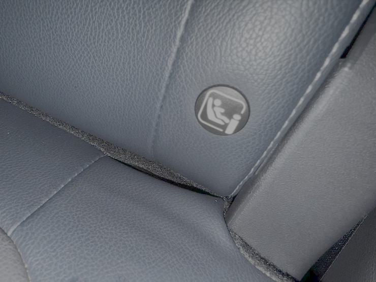 Vị trí các điểm neo ISOFIX nằm sâu giữa phần đệm lưng và đệm ngồi của hàng ghế sau ô tô