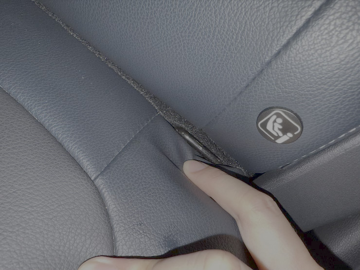 Cận cảnh chốt khóa thép ISOFIX được gắn cố định vào khung xe tại vị trí ghế hành khách