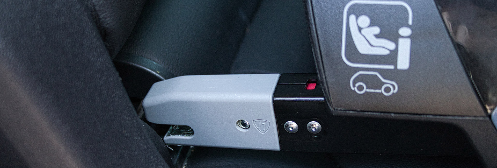 Kiểm tra độ bền khung nhựa và hệ thống ISOFIX của ghế an toàn trẻ em