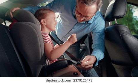 Bố mẹ đang cố gắng lắp đặt ghế an toàn trẻ em trên ô tô cho gia đình đông con