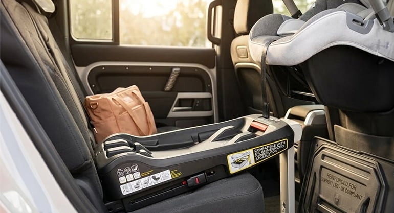 Hệ thống chốt ISOFIX và chân chống sàn giúp cố định ghế an toàn trẻ em