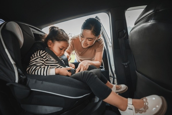 Hướng dẫn lắp ghế an toàn trẻ em trên ô tô ở vị trí sau ghế phụ