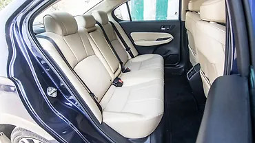Gia đình lắp ghế an toàn trẻ em trên ô tô Honda City đảm bảo an toàn cho bé