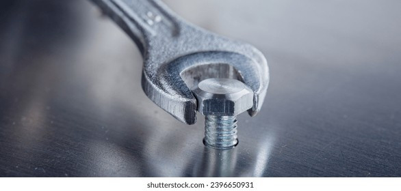 Kỹ thuật viên đang kiểm tra và siết chặt bu lông sàn để khắc phục ghế ô tô bị rung