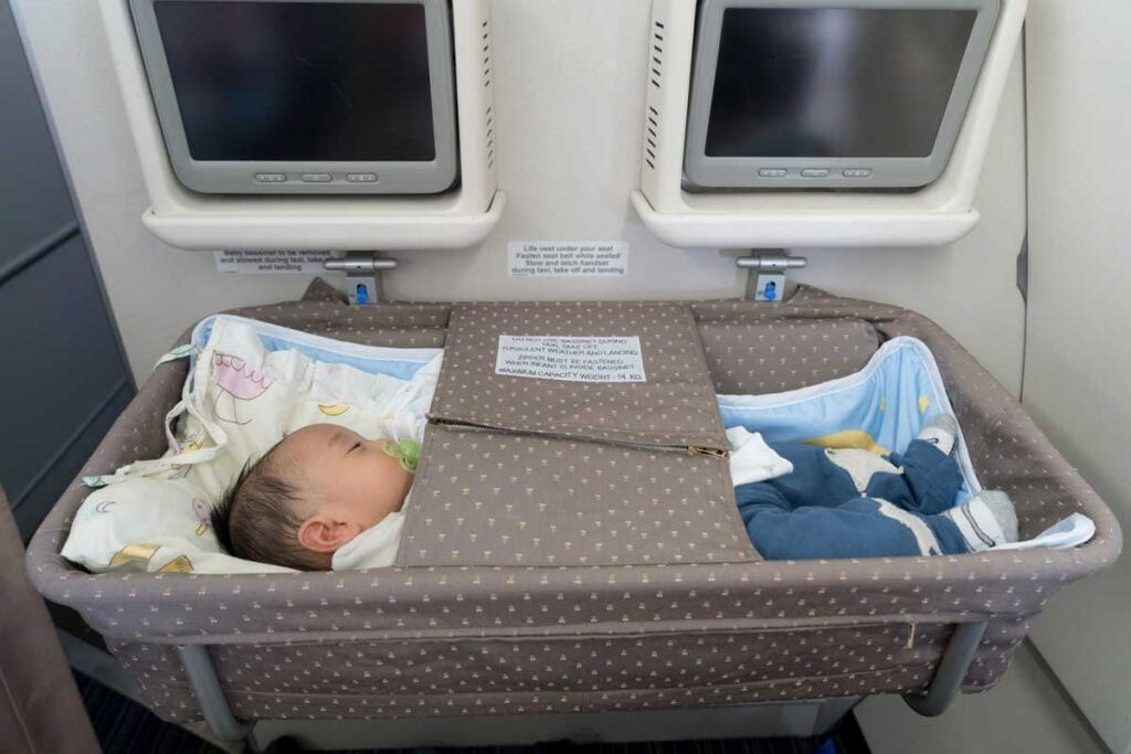Sử dụng nôi an toàn trẻ em gắn vách ngăn bulkhead cho bé ngủ thoải mái