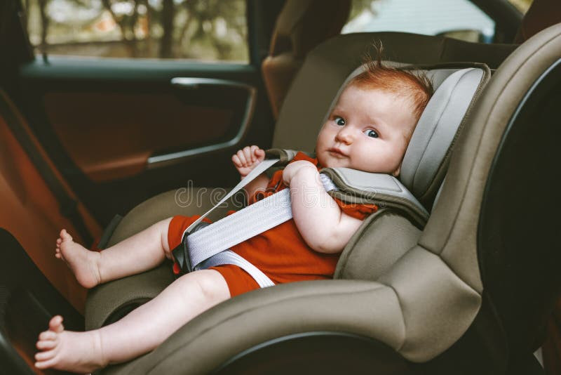 Lắp đặt nôi an toàn trên ô tô cho trẻ sơ sinh ở tư thế quay mặt về phía sau