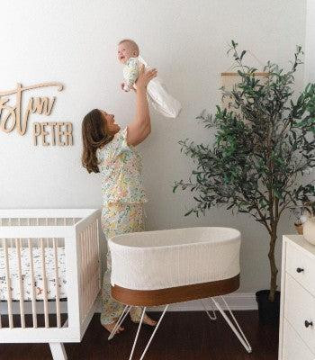 Nôi thông minh SNOO và máy giám sát trẻ em hiện đại trong phòng ngủ của bé