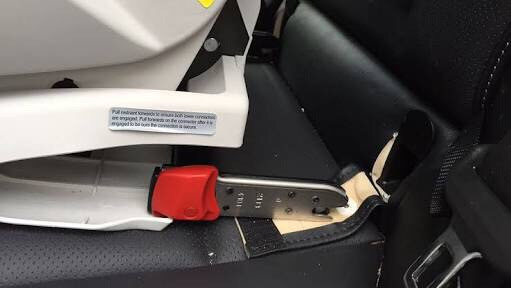 Hệ thống chốt ISOFIX trên ghế an toàn trẻ em giúp cố định ghế chắc chắn vào khung xe