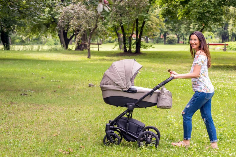 Sự linh hoạt của nôi an toàn trên ô tô cho trẻ sơ sinh trong hệ thống travel system