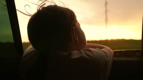 Trẻ em cảm thấy thoải mái và vui vẻ khi sử dụng đệm an toàn trẻ em trên ô tô