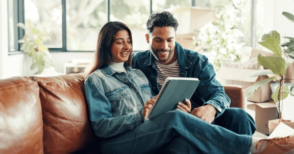 Gia đình trẻ hào hứng mua sắm các món đồ sơ sinh giảm giá trong dịp Amazon Prime Day