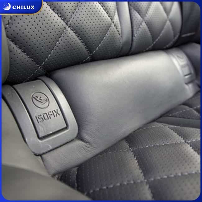 Vị trí 2 điểm ISOFIX trên ghế phụ xe hơi