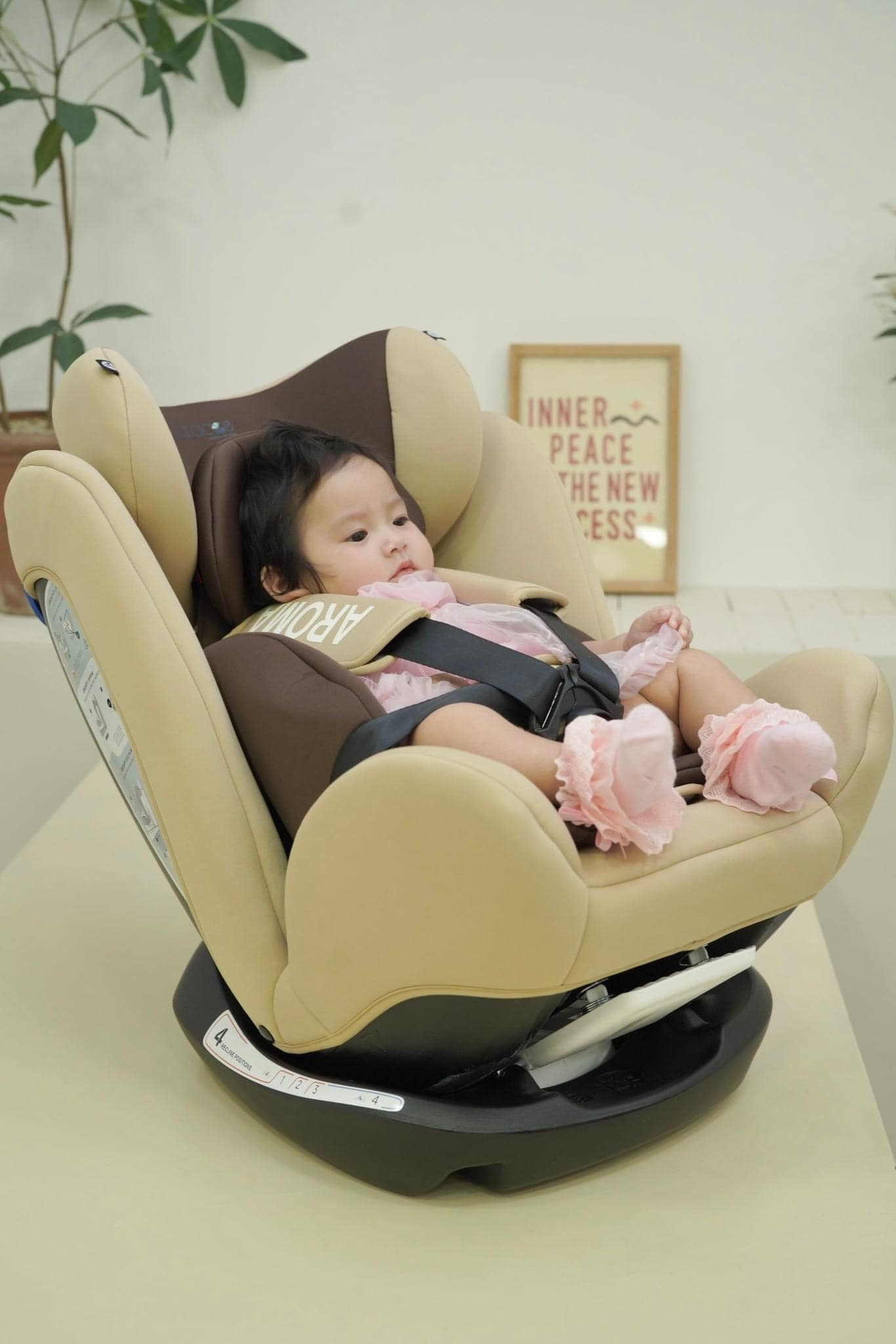 Bé ngồi thoải mái trên ghế Zaracos New Aroma trong chuyến đi gia đình