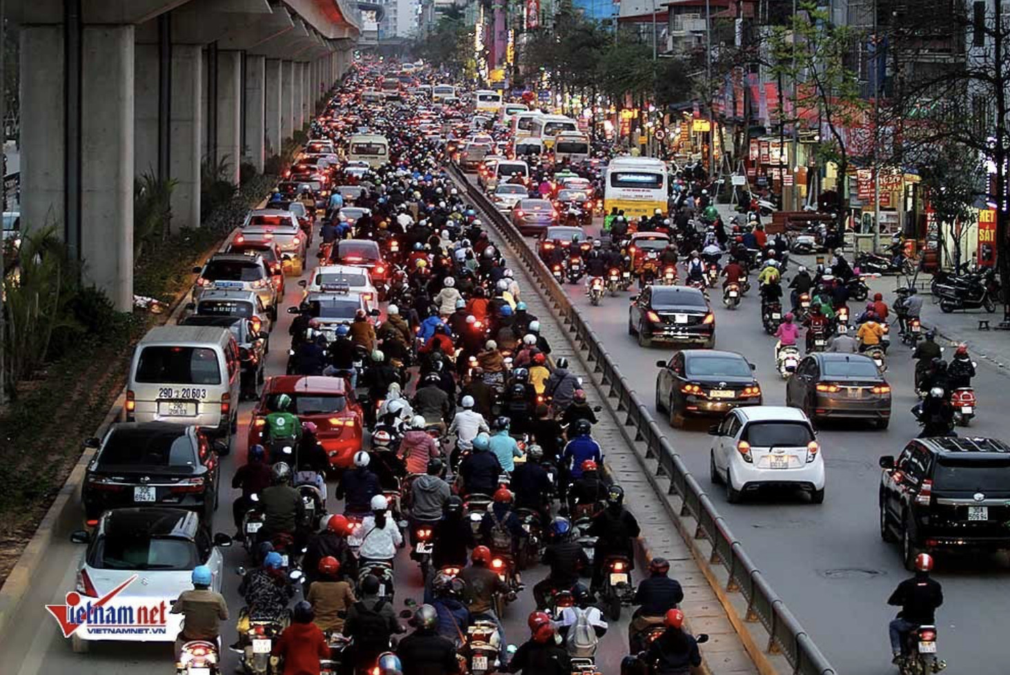 Kiểm định khí thải ô tô là yêu cầu bắt buộc để bảo vệ môi trường đô thị khỏi khói bụi độc hại