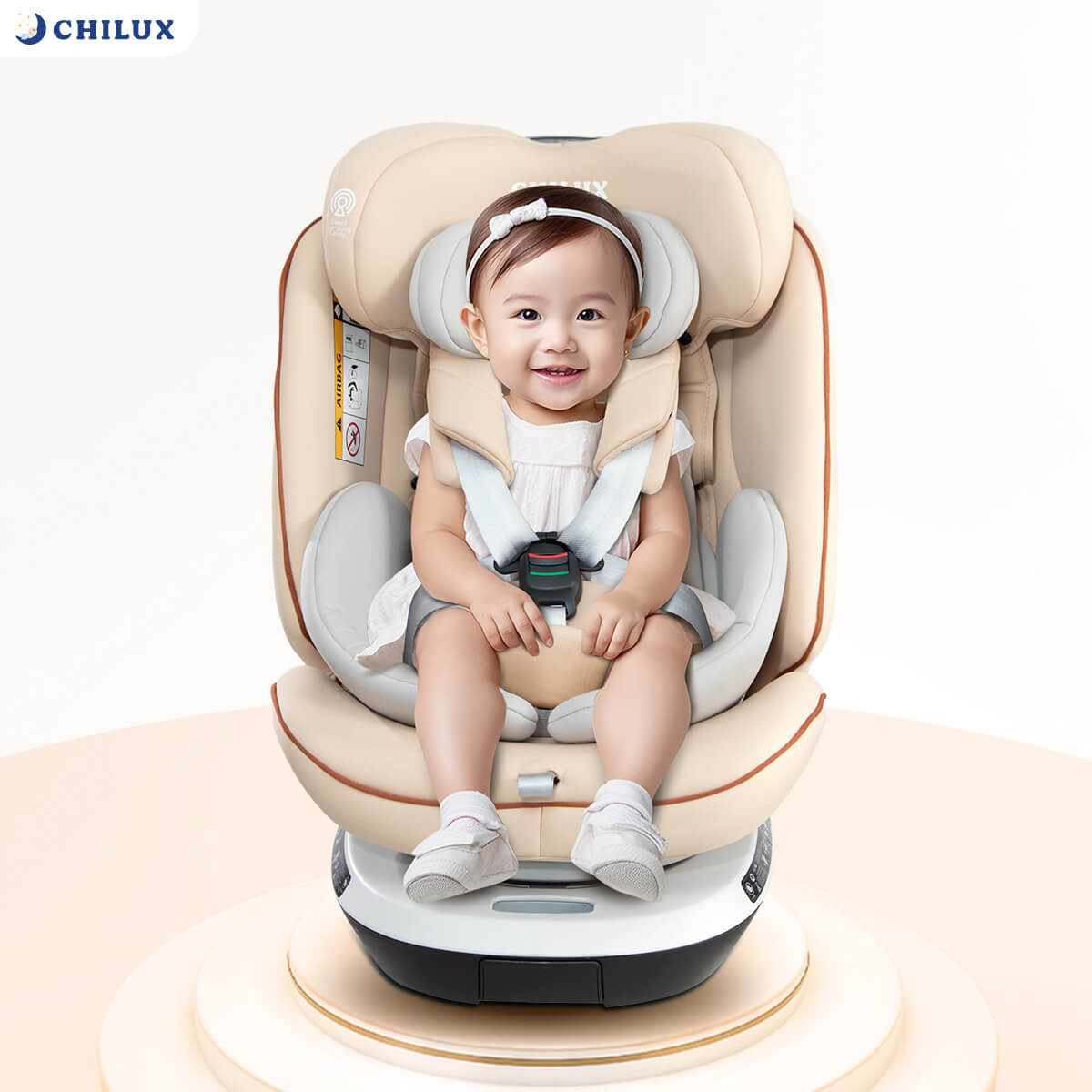 Em bé ngồi thoải mái trên ghế an toàn trẻ em Chilux X86 tại showroom