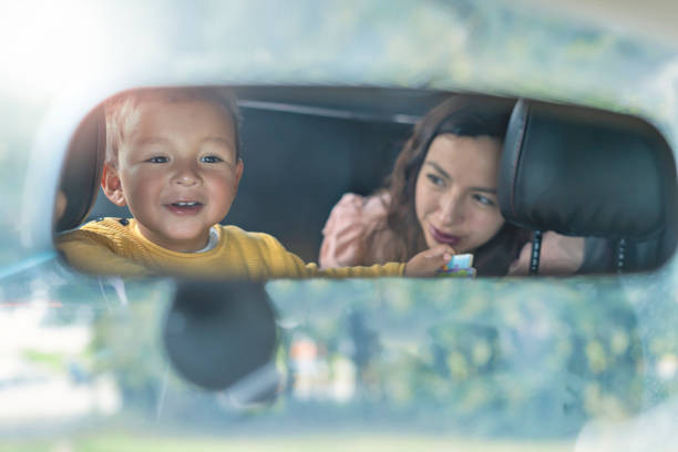 Trẻ nhỏ ngồi ngoan và thoải mái trên đệm an toàn trẻ em giúp tài xế tập trung lái xe