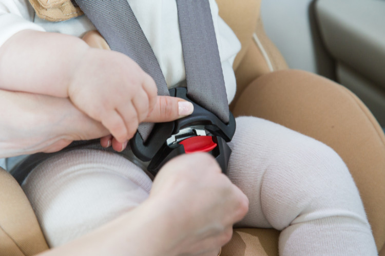 Ghế nâng giúp dây đai an toàn của xe đi đúng vị trí bảo vệ trẻ lớn