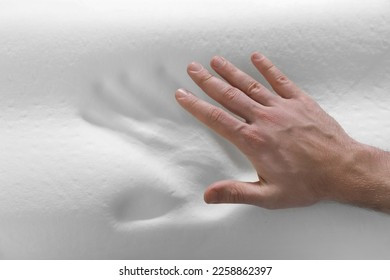 Cận cảnh chất liệu Memory Foam trong đệm an toàn trẻ em với khả năng đàn hồi chậm