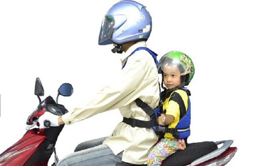 Sử dụng đai xe máy và mũ bảo hiểm đạt chuẩn cho trẻ em khi tham gia giao thông