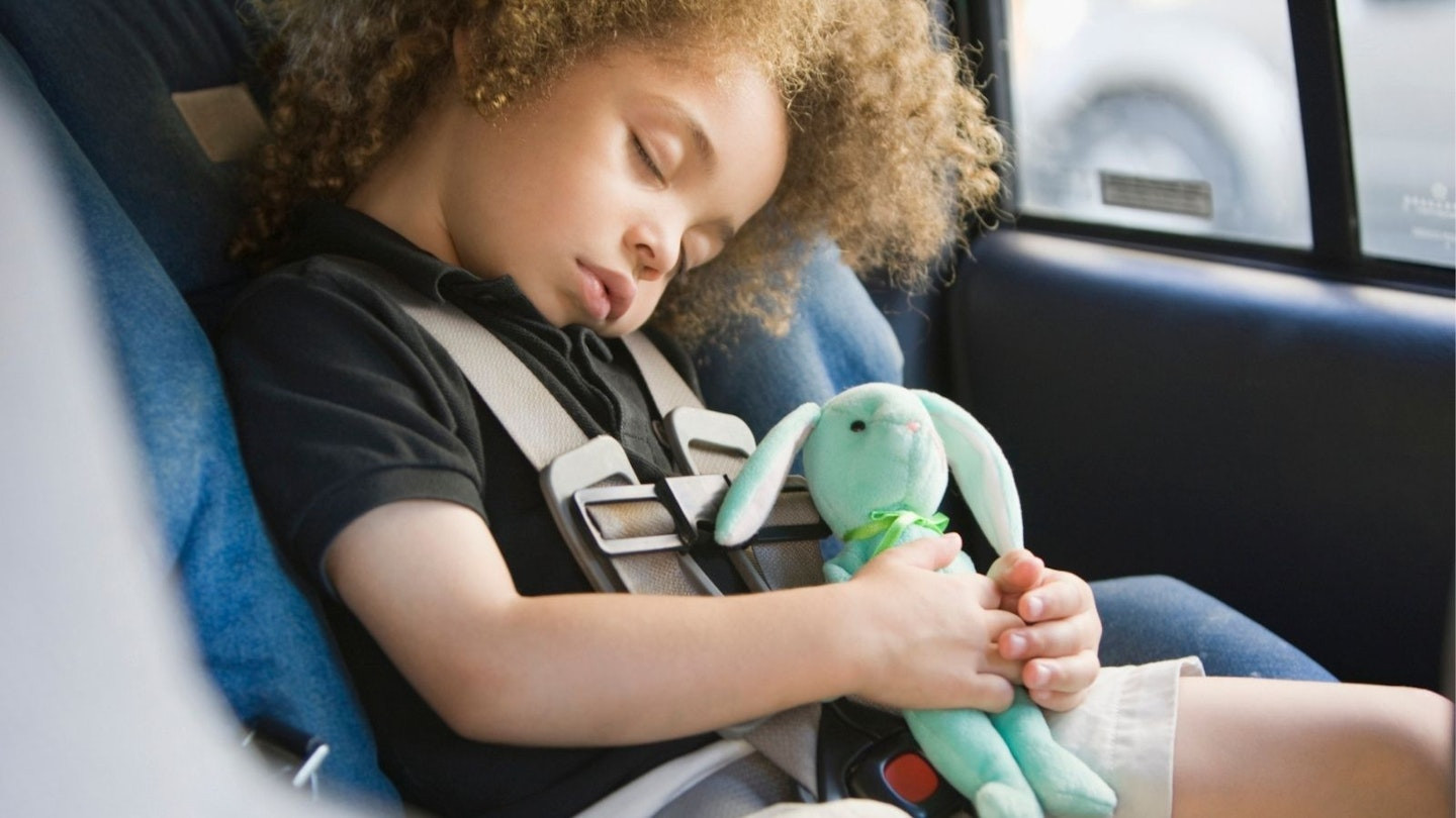 Đệm an toàn trẻ em trên ô tô giúp cố định vị trí ngồi cho bé