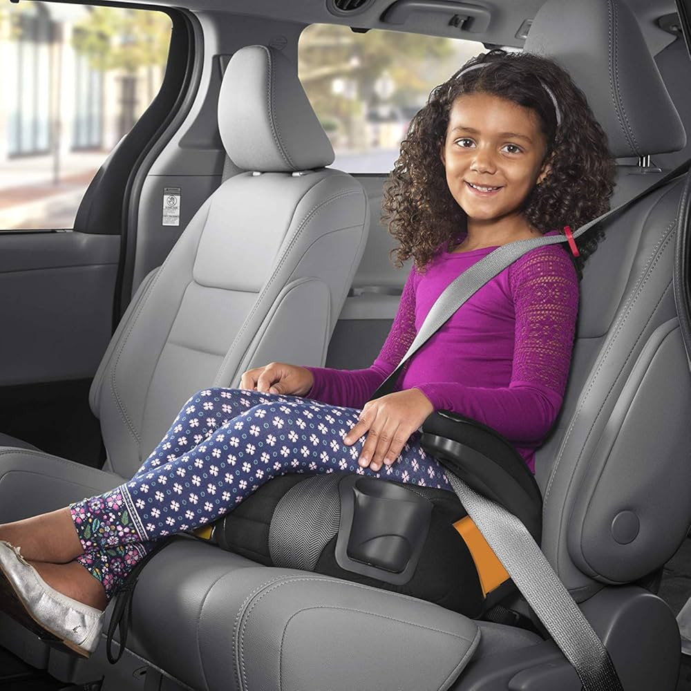 Trẻ lớn sử dụng đệm an toàn trẻ em trên ô tô Chicco GoFit Plus tiện lợi