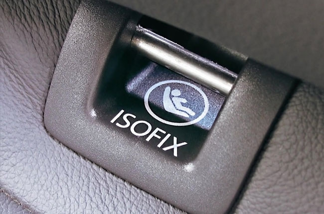 Xác định điểm kết nối ISOFIX và gắn nắp nhựa dẫn hướng cho ghế an toàn trẻ em