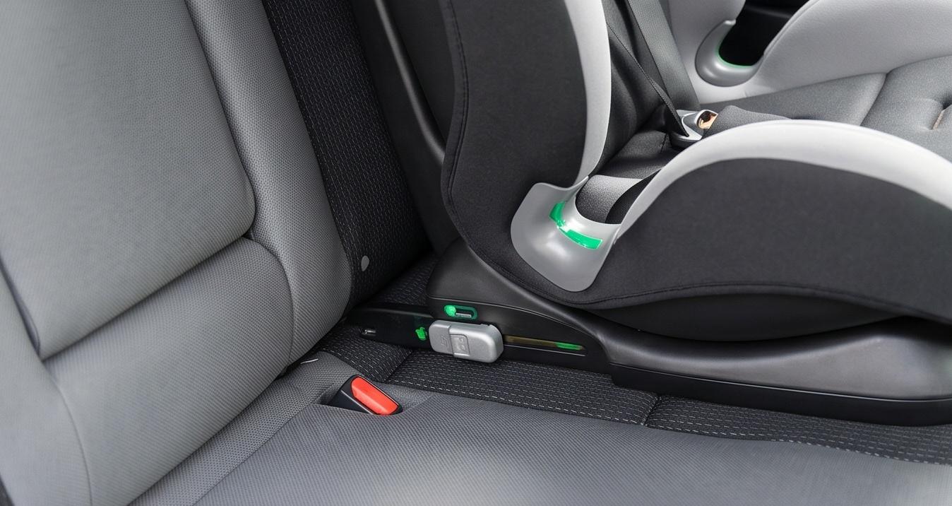 Lắp đặt ghế an toàn cho trẻ em trên ô tô Toyota Vios sử dụng hệ thống ISOFIX chắc chắn