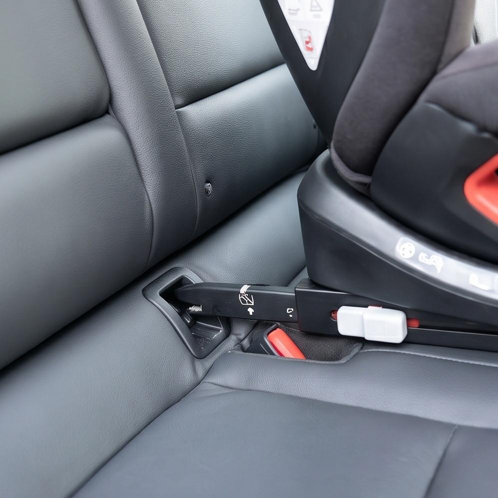 Lắp đặt ghế an toàn cho trẻ em trên ô tô Kia Sonet bằng hệ thống ISOFIX chắc chắn