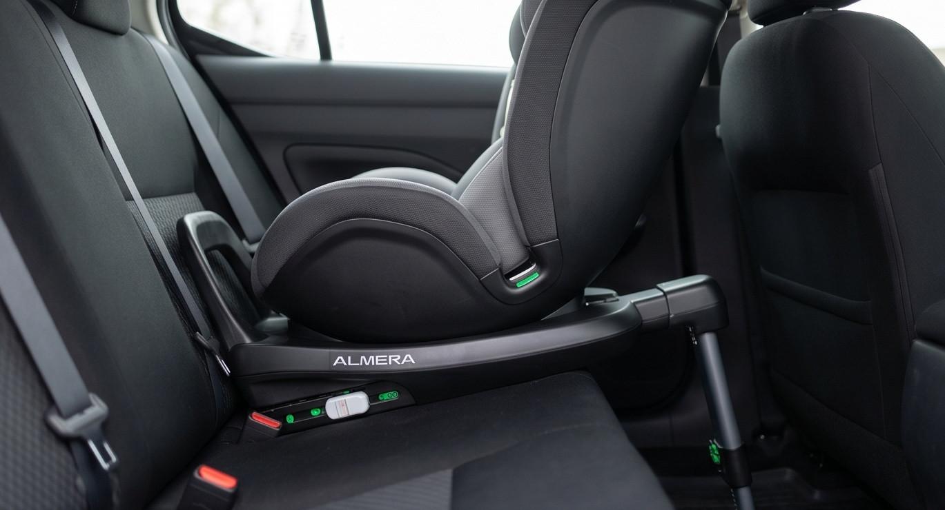 Lắp đặt ghế an toàn cho trẻ em trên ô tô Nissan Almera sử dụng hệ thống ISOFIX chắc chắn