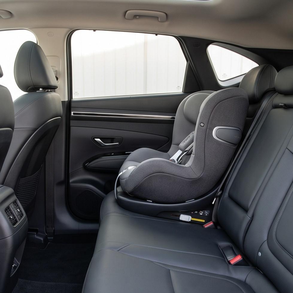 Lắp đặt ghế an toàn cho trẻ em trên ô tô Hyundai Tucson bằng hệ thống ISOFIX chắc chắn