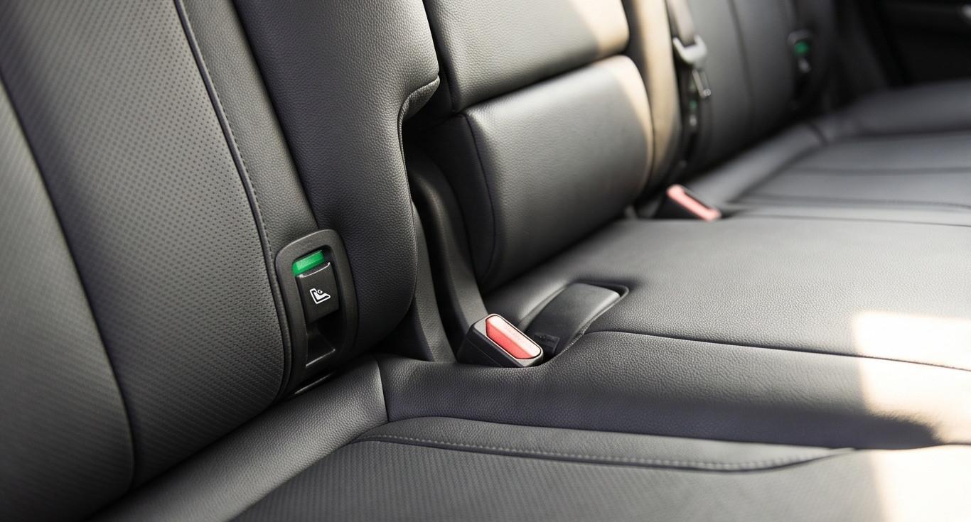 Lắp đặt ghế an toàn cho trẻ em trên ô tô Hyundai Santa Fe sử dụng hệ thống chốt ISOFIX chắc chắn